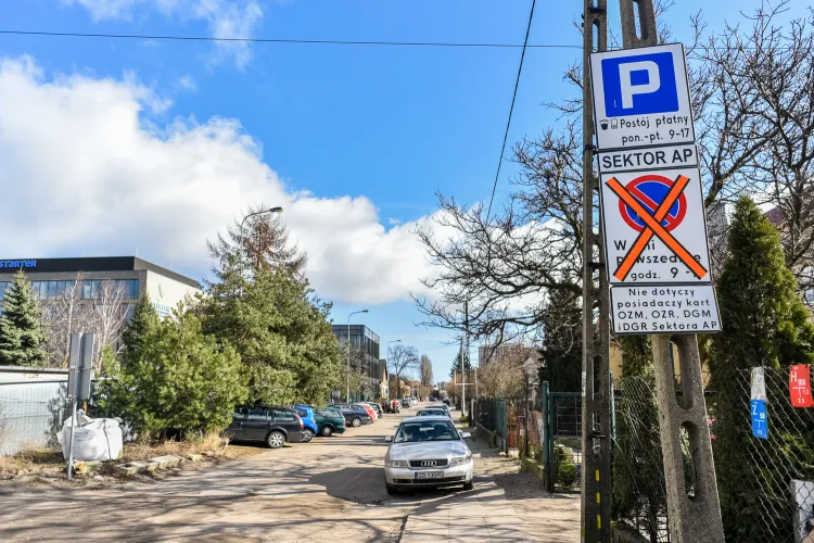 Wprowadzenie płatnej strefy przy Starterze sprawiło, że zaparkowanie przed budynkiem nie jest już problemem, sęk w tym, że nikt nie chce parkować za pieniądze.