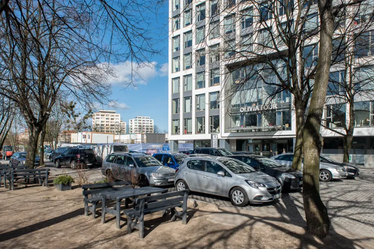 Olivia Business Centre dysponuje w sumie 2 tys. miejsc parkingowych. Jednak wiele osób, które nie mają parkingu od firmy, szuka bezpłatnych rozwiązań.