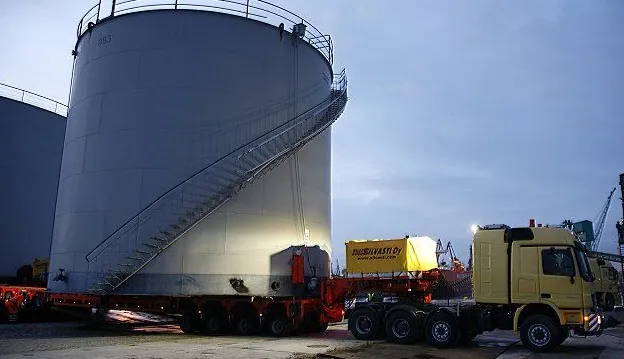 Trzy ogromne stalowe zbiorniki zostały przeładowane na Nabrzeżu Przemysłowym gdańskiego portu. 