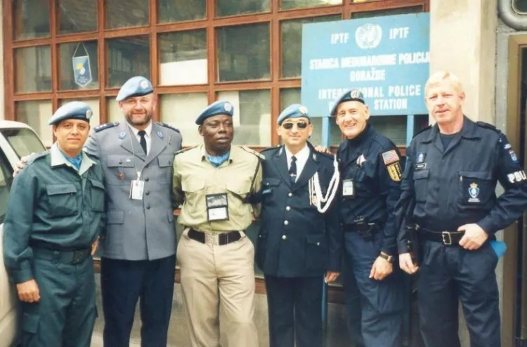 Antoni &#8222;Tosiek&#8221; Ciemoszewski (drugi od lewej) z policjantami z innych państw podczas misji w Bośni i Hercegowinie.