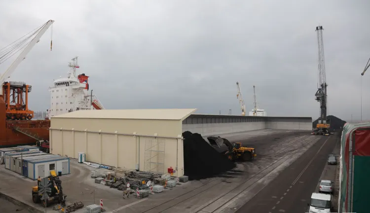 Statek NCS Beijing zainaugurował pracę nowej zasobni przywożąc ok. 45 tys. ton węgla.