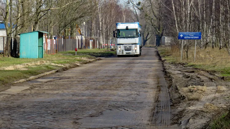 Ulica Ku Ujściu w Gdańsku. Dla poprawy komfortu przejazdu kilka lat temu zerwano z niej asfalt odsłaniając bruk.