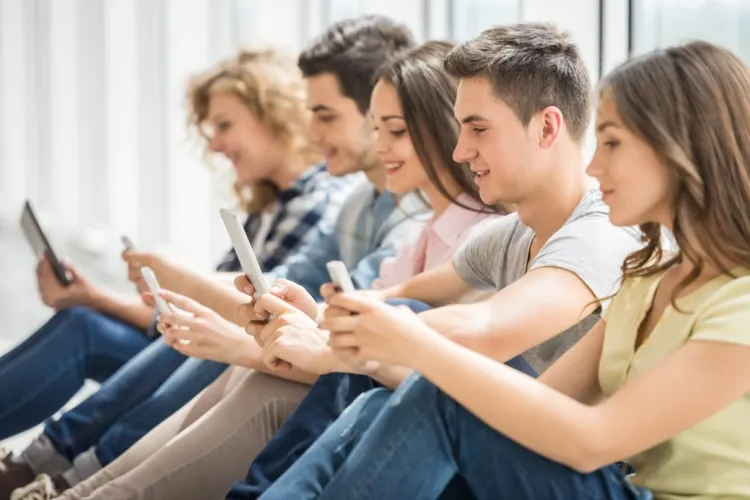 Dzisiejsza młodzież spędza wpatrzona w telefony zdecydowanie więcej czasu niż kiedykolwiek. 