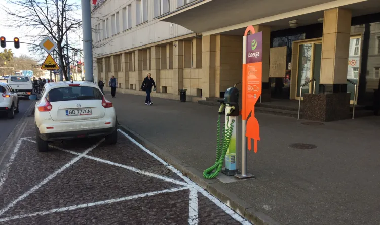 Gdańsk zamówi podobne miejsca do ładowania samochodów elektrycznych na wzór tego przed urzędem miejskim na Nowych Ogrodach. 