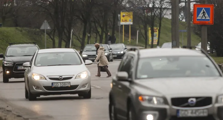 Piesi na ruchliwej ulicy Kwiatkowskiego muszą lawirować pomiędzy samochodami.