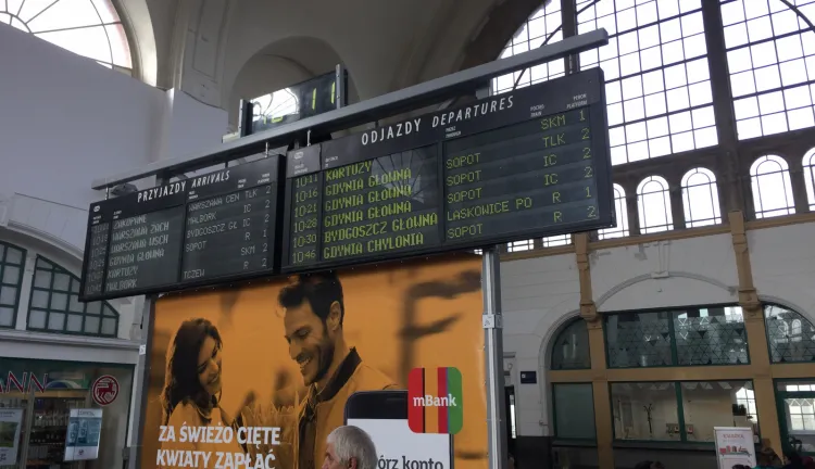Pociąg odjeżdża do Kartuz, ale na tablicach próżno szukać informacji, że będzie się zatrzymywać przy lotnisku.