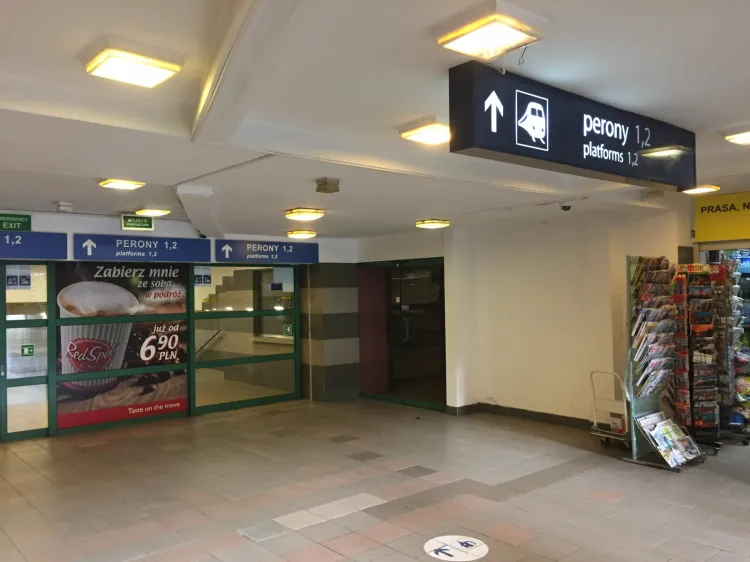 Na pieszej trasie do peronów brakuje informacji o pociągach jadących w kierunku lotniska.