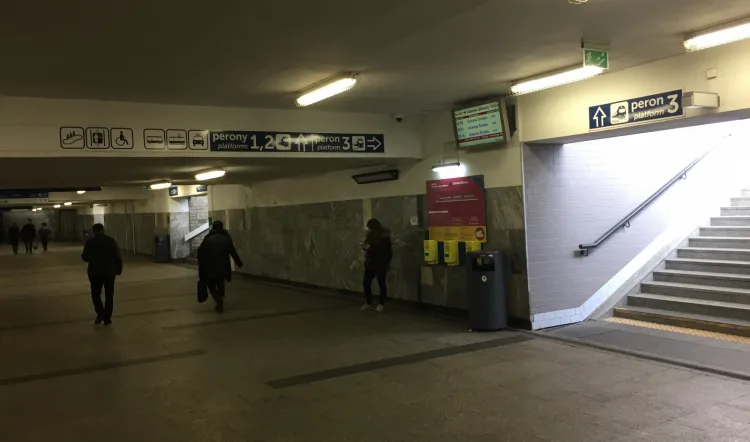 Informacji o pociągach odjeżdżających w kierunku lotniska nie ma też w tunelu dworca PKS.