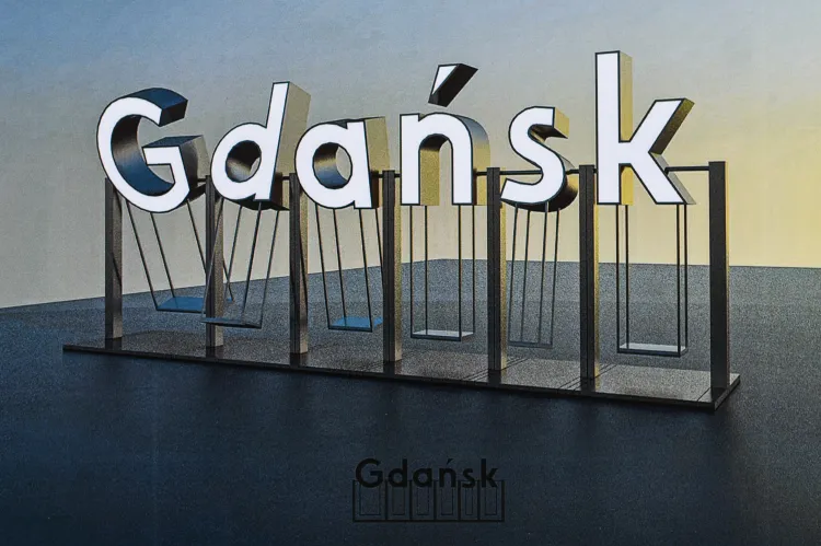 Rozbujany i podświetlany napis "Gdańsk" w formie sześciu huśtawek ze stali nierdzewnej.