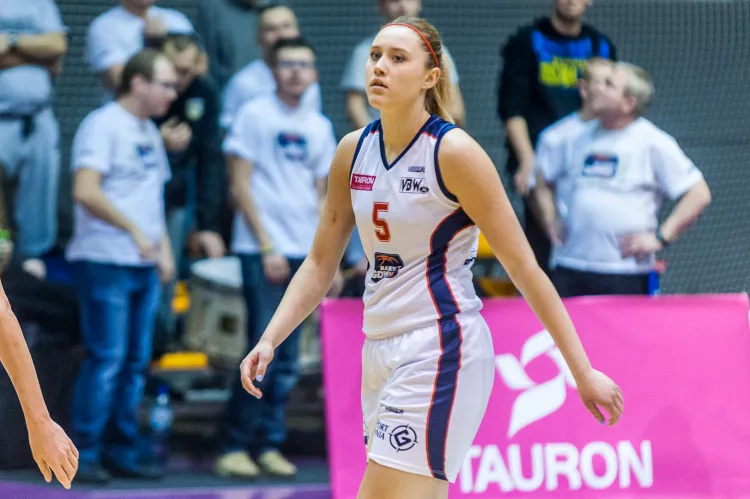 Jowita Ossowska ponownie zagrała w koszulce Basketu 90. Wcześniej w tym sezonie była bowiem wypożyczona do AZS Uniwersytetu Warszawskiego.