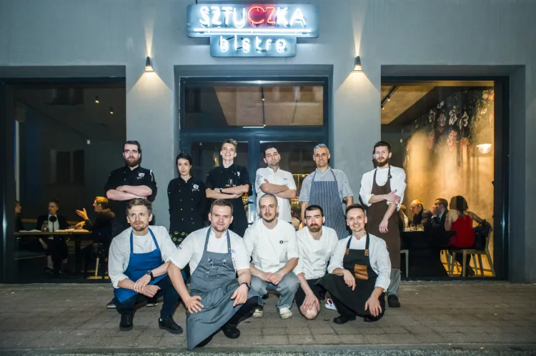 Szefowie kuchni oraz obsługa Sztuczki Bistro w Sopocie - zespół odpowiedzialny za organizację czwartego spotkania z cyklu "4 razy smaczniej" 