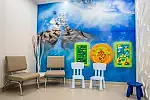 W Centrum Medyczno-Stomatologicznym IMED na dzieci czeka kolorowy gabinet, w którym sprzęt stomatologiczny umieszczony jest wśród postaci ze znanych bajek.