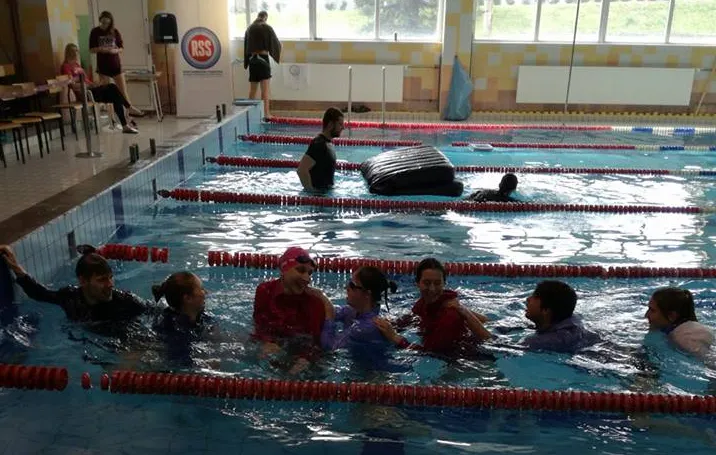 Ekiden to nie tylko pływanie od ściany do ściany, ale przede wszystkim dobra zabawa. Na zdjęciu studenci AWFiS wykonują "stonogę".