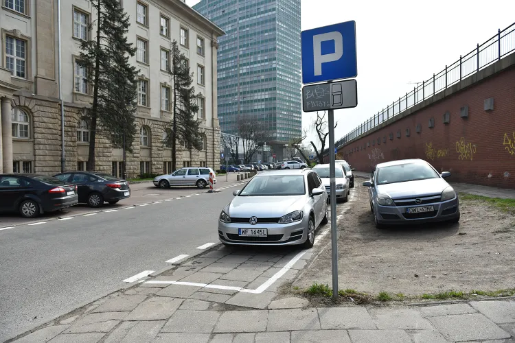 Za parkowanie niezgodne z przepisami kierowcy mogą dostać mandat w wysokości 100 zł i 1 pkt karny. Za brak opłaty parkingowej od 30 do 50 zł.