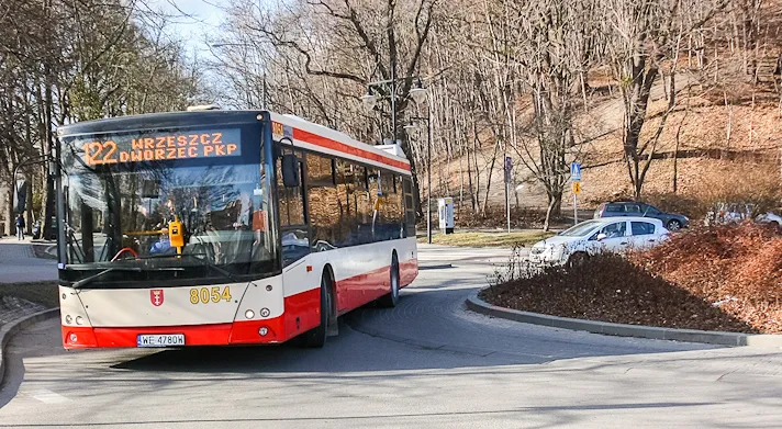 Opóźniający się wybór nowego przewoźnika, zmusił urzędników do podpisania umowy z dotychczasowymi przewoźnikami. Nz. pojazd Warbusu w Sopocie.