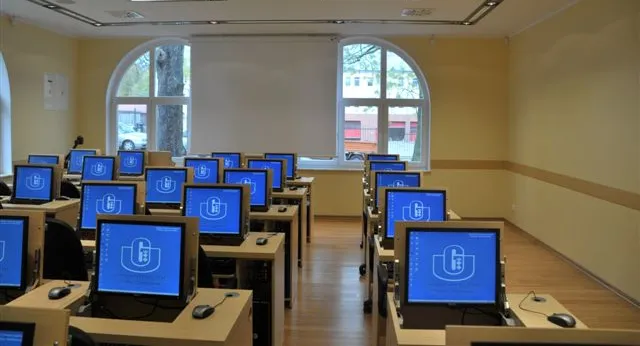 Nowoczesne centrum komputerowe zostało wyposażone w 98 stanowisk komputerowych.