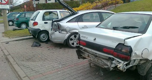 Nieznany sprawca uszkodził sześć samochodów na parkingu przy ul. Platynowej.