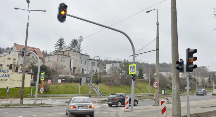 Ostatnimi poważnymi inwestycjami w infrastrukturę drogową w dzielnicy był montaż sygnalizacji świetlnej na skrzyżowaniach Racławickiej i Łowickiej z Wielkopolską. 