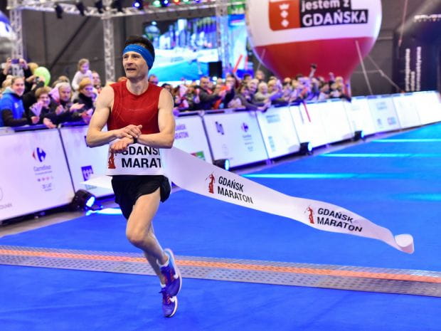 Rafał Czarnecki, zwycięzca 3. Gdańsk Maratonu, przekracza linię mety.