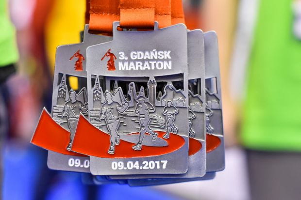 Pamiątkowe medale, które otrzymali na mecie uczestnicy maratonu.