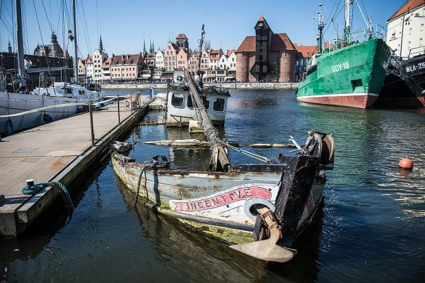 Zatopiona łódź w gdańskiej marinie czeka na wydobycie od czerwca zeszłego roku.