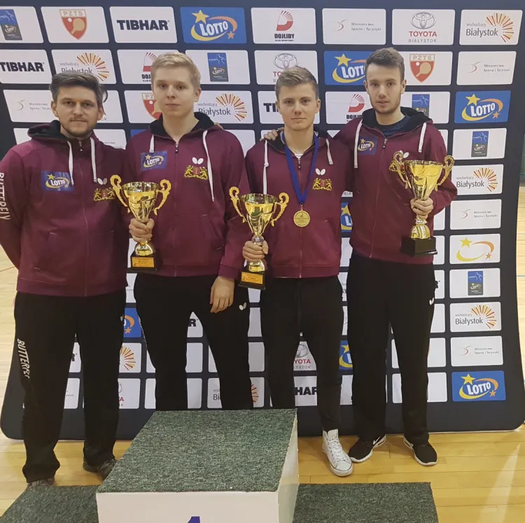Gdańska ekipa na młodzieżowych mistrzostwach Polski w tenisie stołowym. 