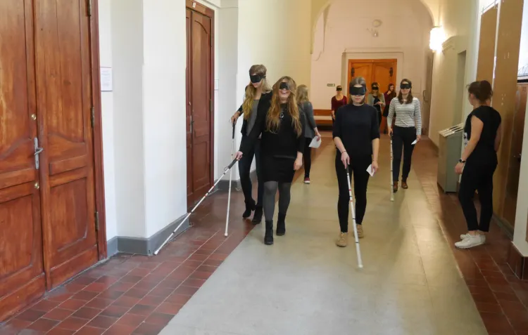 Żeby lepiej zrozumieć potrzeby seniorów i niepełnosprawnych, studenci spacerowali z zasłoniętymi oczami, jeździli na wózkach i chodzili o lasce. 