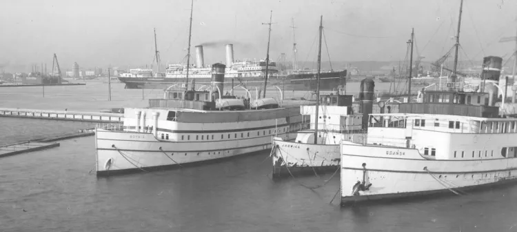 Transatlantyk "Polonia" oraz statki pasażerskie "Białej Floty": "Gdynia", "Jadwiga", "Gdańsk" w gdyńskim porcie. Zdjęcie wykonano w lipcu 1933 r.