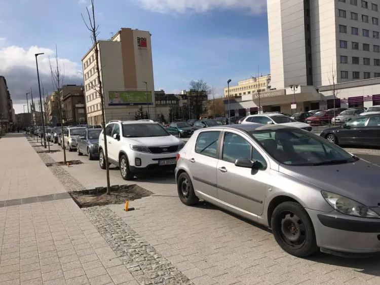 Już w poprzedni weekend kierowcy ignorowali znaki na Armii Krajowej w Gdyni i zajęli chodnik, wyremontowany na potrzeby pieszych.