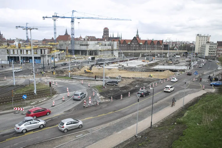 Budowa Forum Gdańsk z perspektywy Biskupiej Górki. Na środku koparka równa zasypany teren po dawnym wiadukcie.