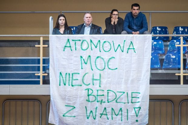 Tak wspierano atomówki w przedostatnim meczu sezonu w Sopocie, gdy grały z mistrzyniami Polski. Pomogło. Wygrały sensacyjnie z Chemikiem Police 3:2. 