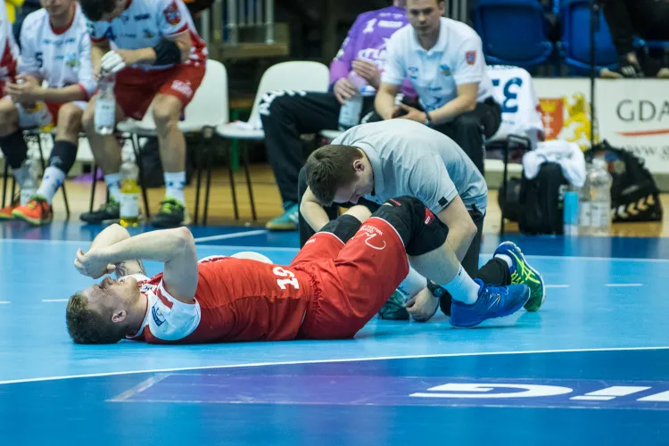 Piłkarze ręczni nie tylko przegrali pierwszy ćwierćfinał play-off, ale na skutek kontuzji stracili dwóch zawodników. Na zdjęciu Łukasz Rogulski. 
