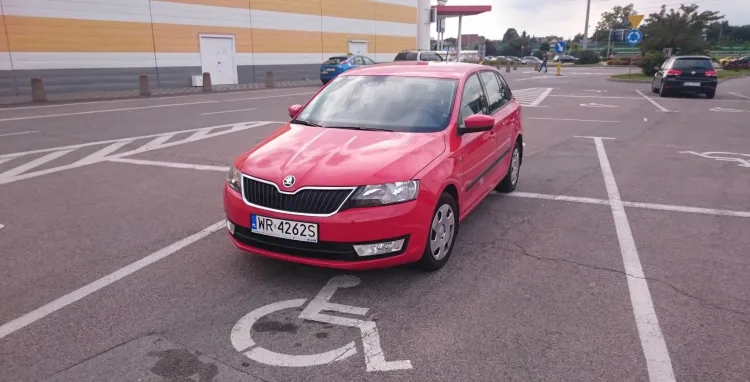 Parkowanie na kopertach dla niepełnosprawnych nieuprawnionych kierowców to nadal problem.