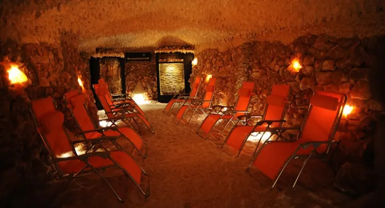 Wnętrze groty solnej wygląda niemal jak prawdziwa jaskinia.