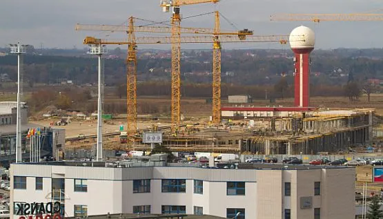 Trwająca rozbudowa portu lotniczego w Rębiechowie pochłonie niemal 400 mln zł.