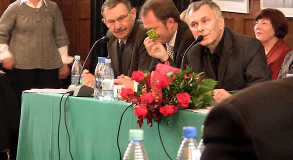 Andrzej Kałużny podczas piątkowej sesji Rady Miasta poprosił o głos i opowiedział wszystkim, jak Małgorzata Maj uratowała mu życie, po czym wręczył jej kwiaty.