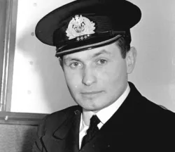 Kmdr Jan Grudziński w mundurze kapitana (do stopnia komandora został awansowany pośmiertnie).