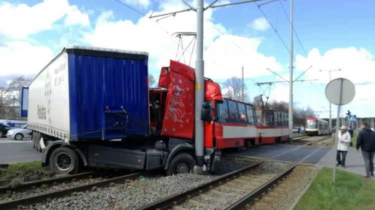 Kierowca ciężarówki chciał zawrócić na przejeździe tramwajowym. Gdy na niego wjechał, z dużym impetem wbił się w niego jadący od strony Brzeźna tramwaj.