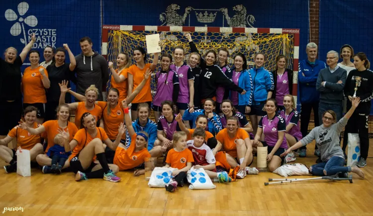 Amatorki z Gdańska zwyciężyły turniej w hali AWFiS z kompletem zwycięstw.
