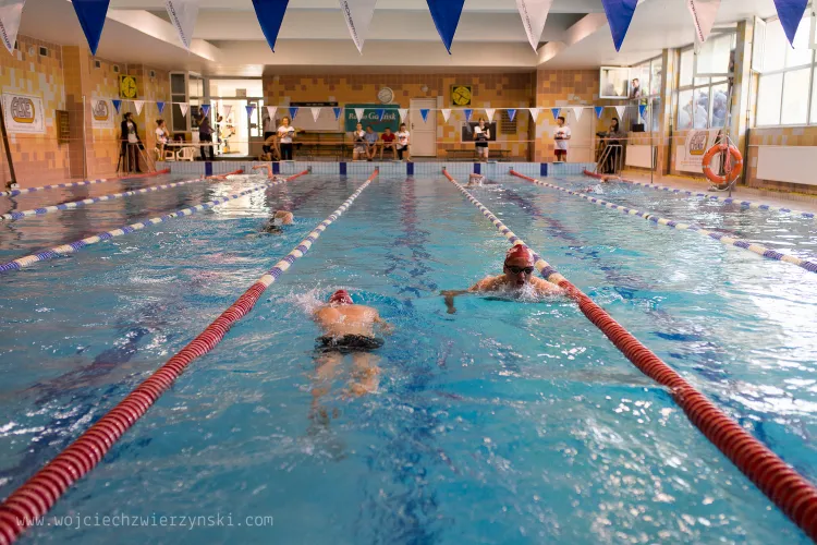 Podczas zmagań triathlonowych na pływalnie na jednym torze znajduje się dwóch zawodników.