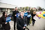 Przedstawiciele Wolności na znak protestu wysłali PIT-y w kosmos, a dokładniej podpięli wielkoformatowe kopie formularzy podatkowych pod baloniki z helem.

