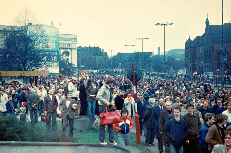  W 1982 r. w pochodzie zorganizowanym przez Solidarność wzięło udział ok. 100 tys. osób. Był demonstracją siły opozycji, mimo wprowadzonego stanu wojennego.