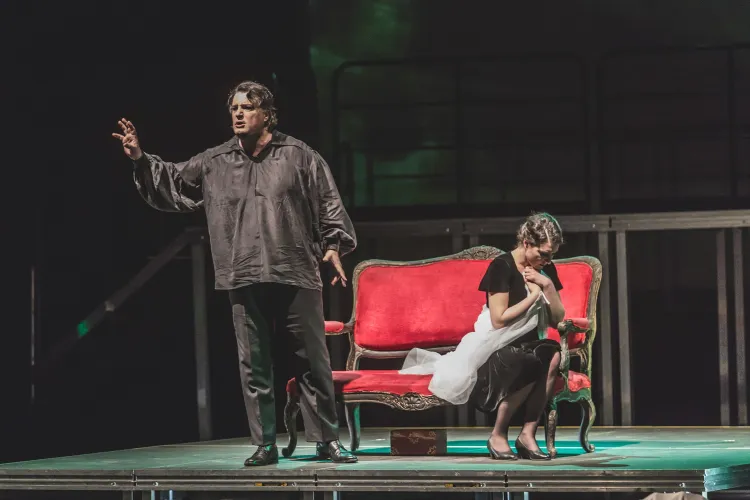 Zdecydowanie najjaśniejszymi punktami inscenizacji "Rigoletto. Semi-stage" w reżyserii Tomasza Podsiadłego są kreacje Rigoletta (Andrij Shkurhan) i Gildy (Ewelina Szybilska).