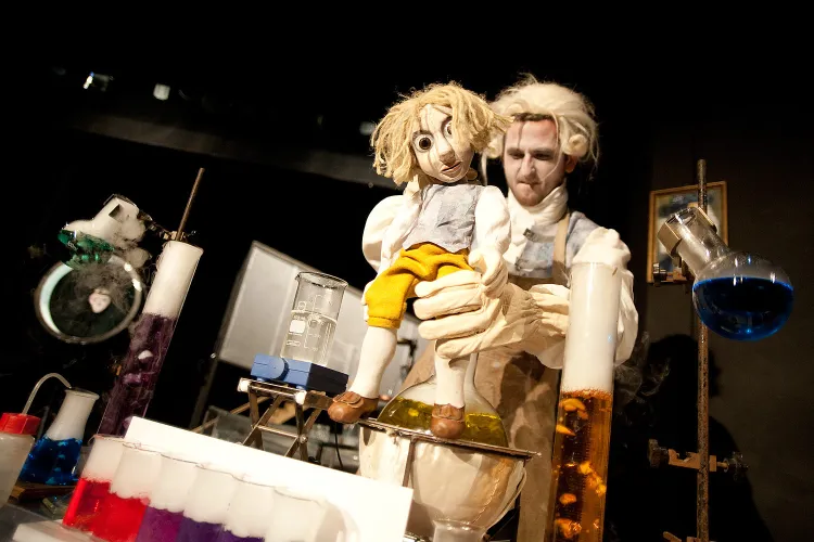 W Teatrze Miniatura czeka was spotkanie ze znanym gdańskim naukowcem. Główny bohater, opowiadając historię swojego życia, ożywia przestrzeń laboratorium, animuje alembiki i fiolki i eksperymentuje.
