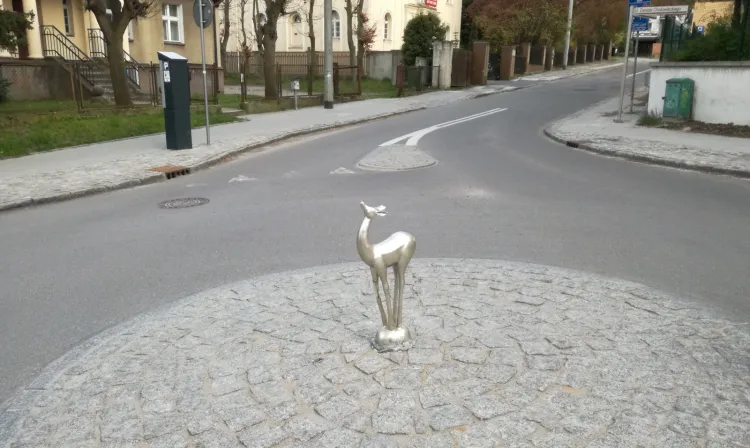 Figurka sarny na środku skrzyżowaniu ul. Kopernika i ul. Chodowieckiego w Gdańsku.