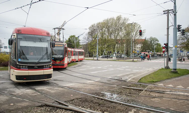 Drogowcy przekonują, że dodatkowe tory nie ułatwią tramwajom przejazdu przez Hucisko, za to utrudnią go autobusom komunikacji miejskiej i samochodom. 