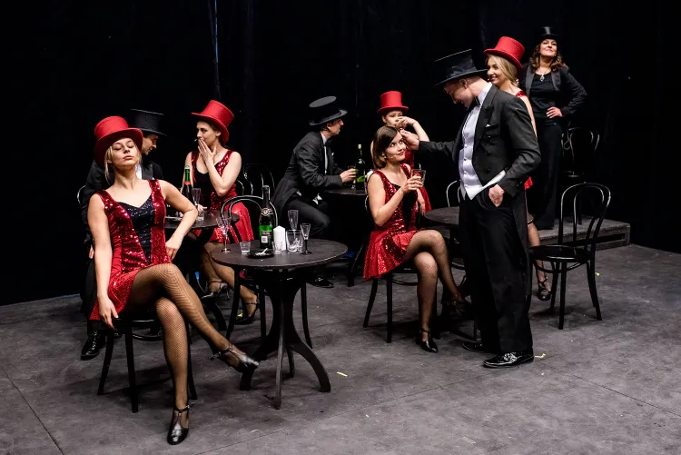 Spektakl "Szary Anioł. Piosenki Marleny Dietrich" pomyślano jako przedwojenny kabaret, w którym "towarzystwo stolikowe" obserwuje występujących z kieliszkiem wina lub drinkiem w ręce. 