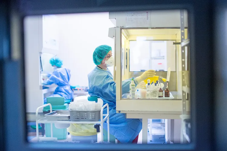 Wojewódzkie Centrum Onkologii wzbogaciło się o nową aptekę szpitalną. Farmaceuci przygotują tu indywidualne dawki leków dla chorych na nowotwory. 