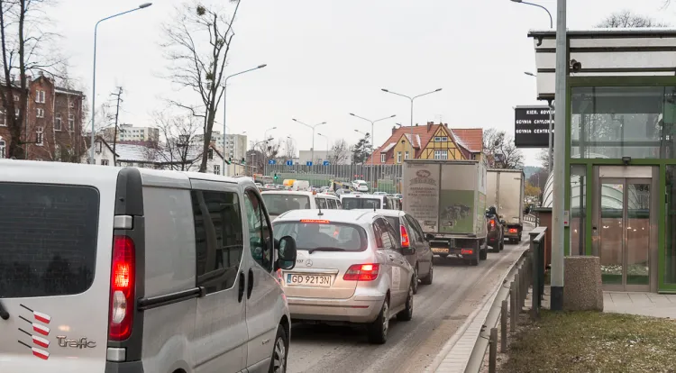 Rosnąca liczba aut i próba dopasowania do ich liczby sieci dróg nie rozwiązują problemów, a jedynie degradują przestrzeń miasta. Na zdjęciu Trasa Słowackiego, która miała odkorkować Wrzeszcz.