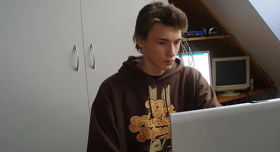 18-letni Daniel Kossakowski skupiony przed komputerem. Udowadnia, że każdy problem można rozwiązać.